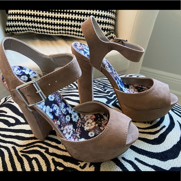 High Heel Sandals 👡 - Picture 1 of 7